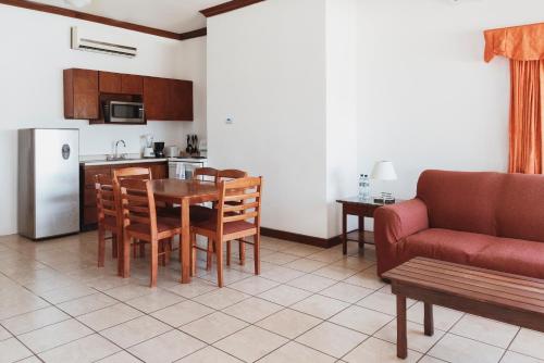 hotel cayman suites