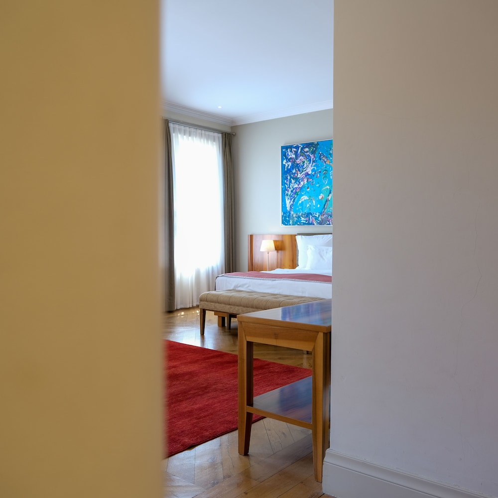 tomtom suites special class