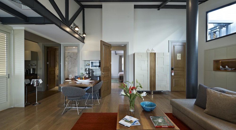 tomtom suites special class