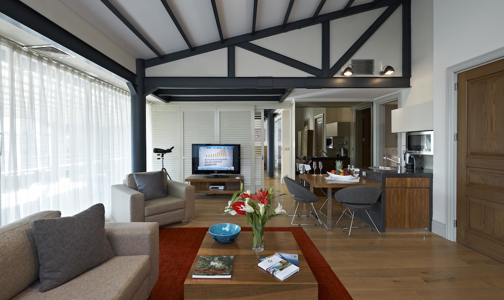 tomtom suites special class