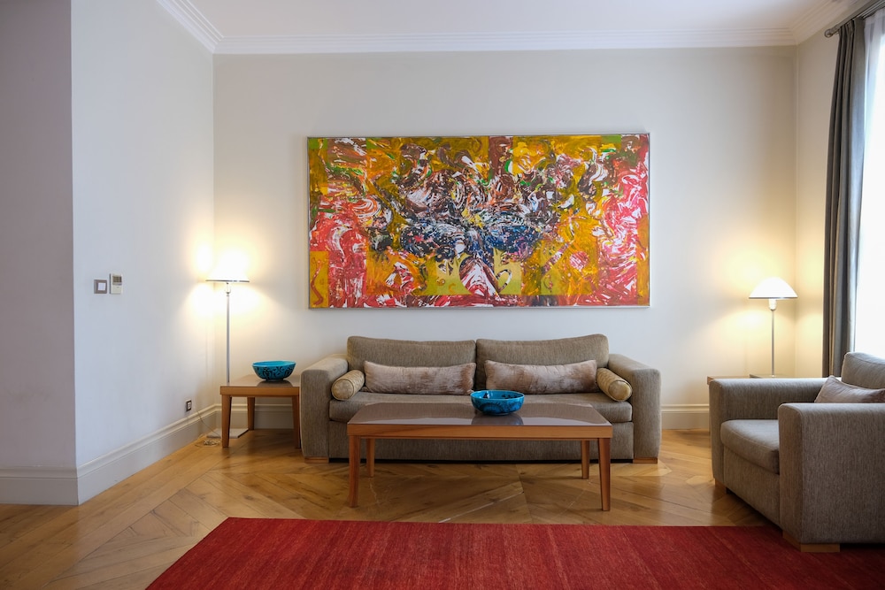 tomtom suites special class