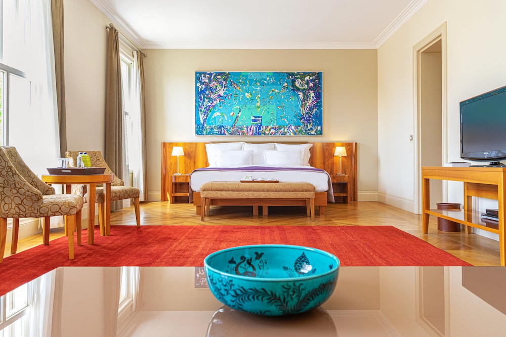 tomtom suites special class