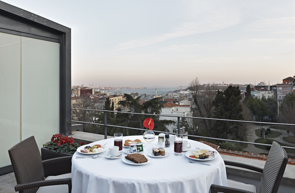 tomtom suites special class