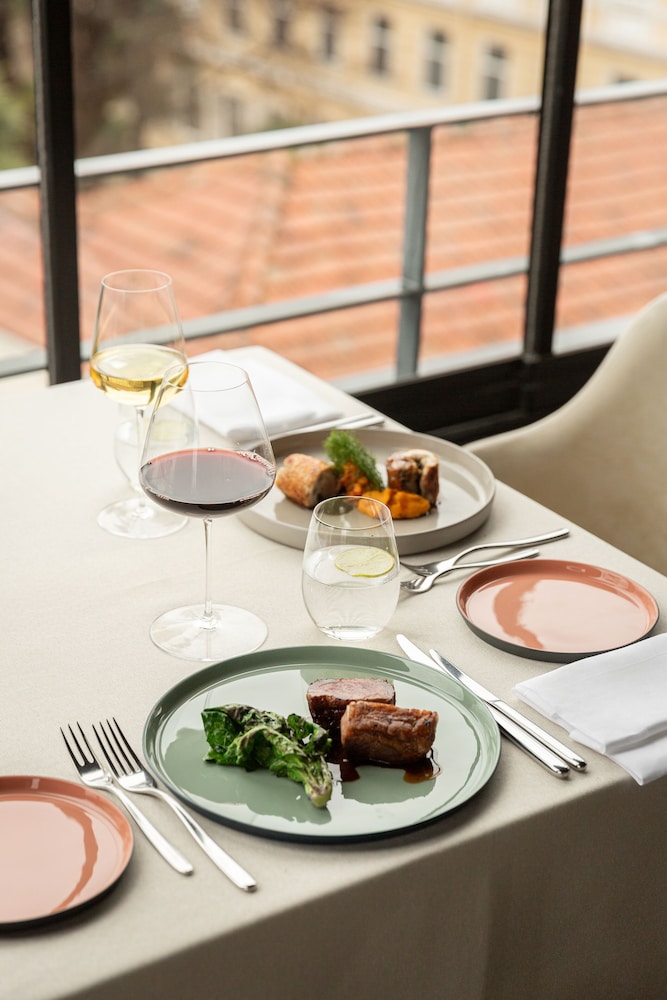 tomtom suites special class