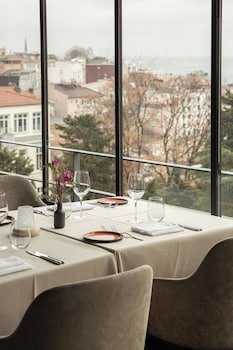 tomtom suites special class