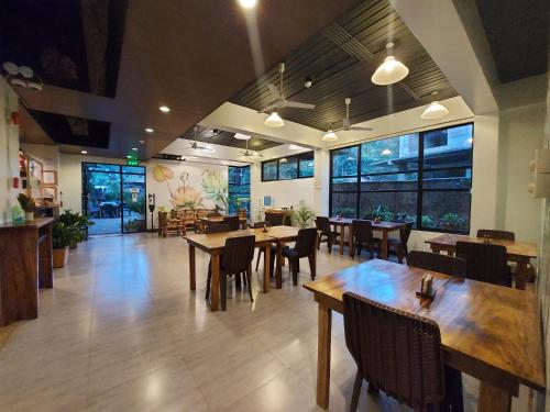 acacia garden inn
