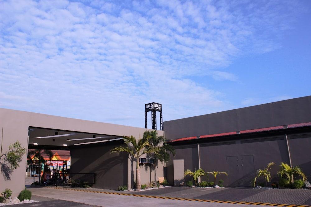 the horizon suites and arcade