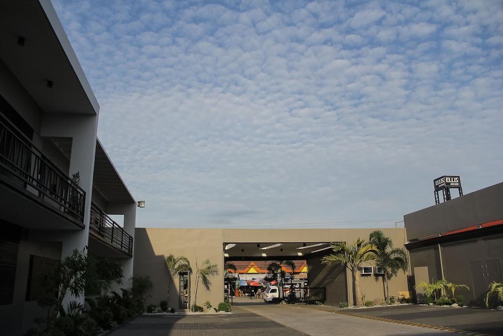 the horizon suites and arcade