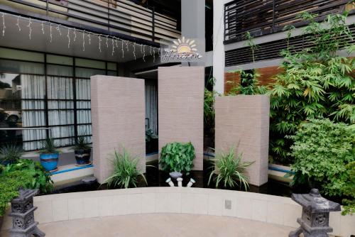 the horizon suites and arcade