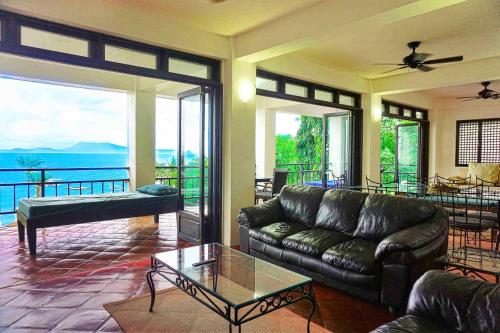 Out Of The Blue Resort,Mindoro>>Maricaban Island,4 star