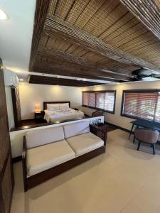 Fridays Puerto Galera,Mimaropa>>Maricaban Island,4 star