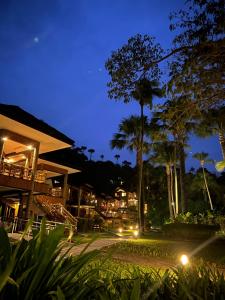 Fridays Puerto Galera,Mimaropa>>Maricaban Island,4 star