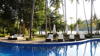 Fridays Puerto Galera,Mimaropa>>Maricaban Island,4 star