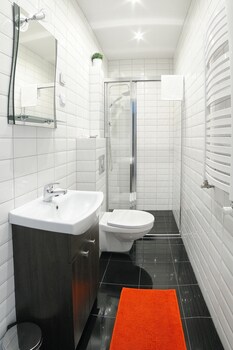 7th room guest house