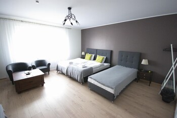 7th room guest house