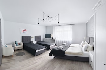 7th room guest house