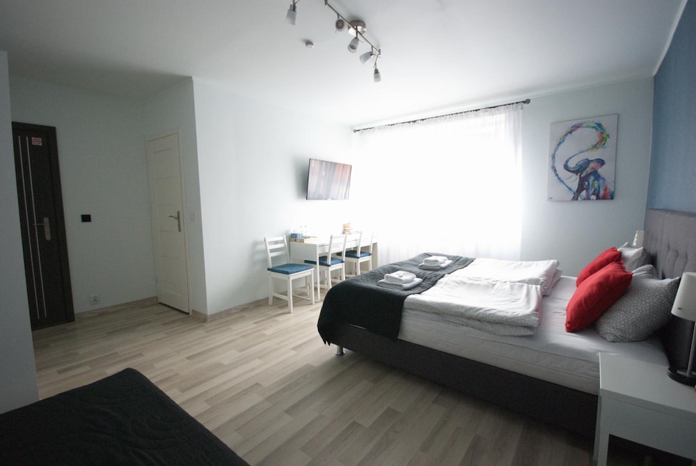 7th room guest house