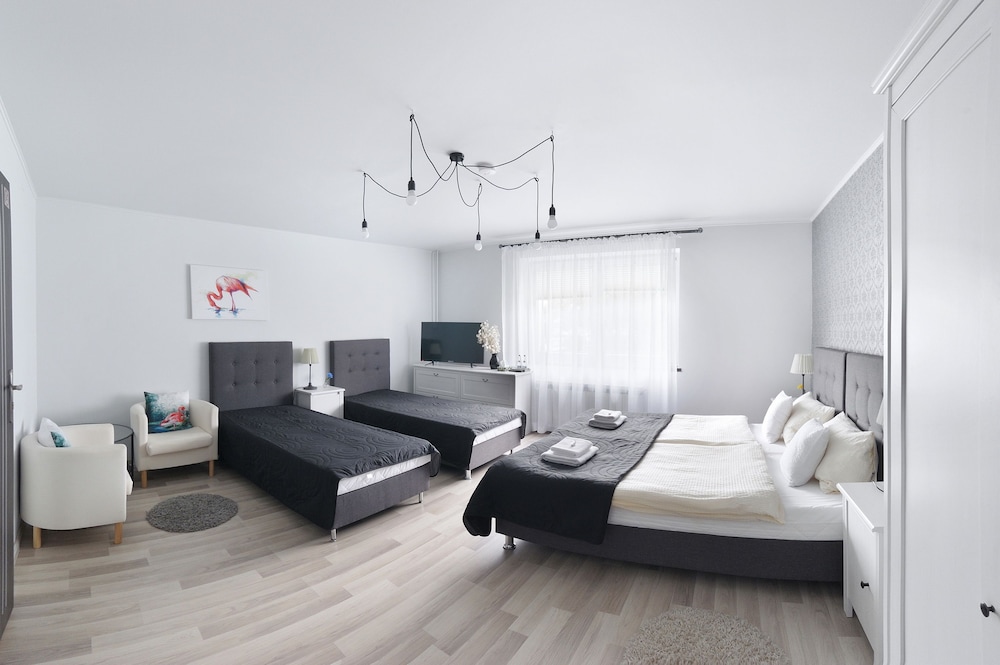 7th room guest house