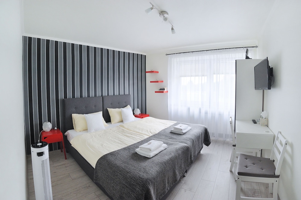 7th room guest house