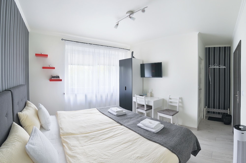 7th room guest house