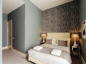 dear lisbon gallery house