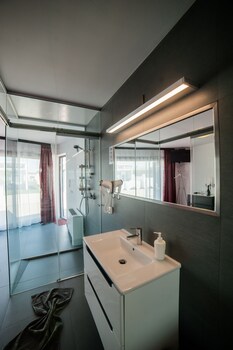 la villa hill resort