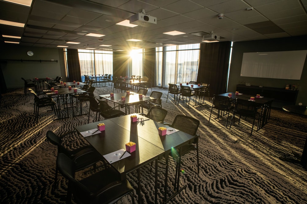 quality hotel the box