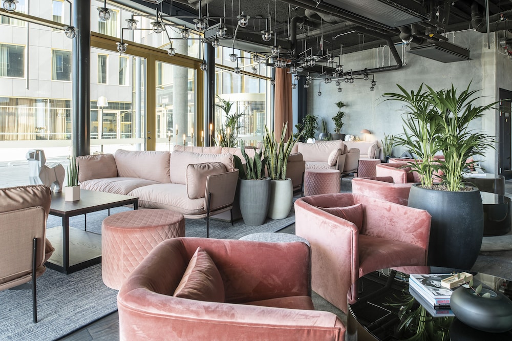 quality hotel the box