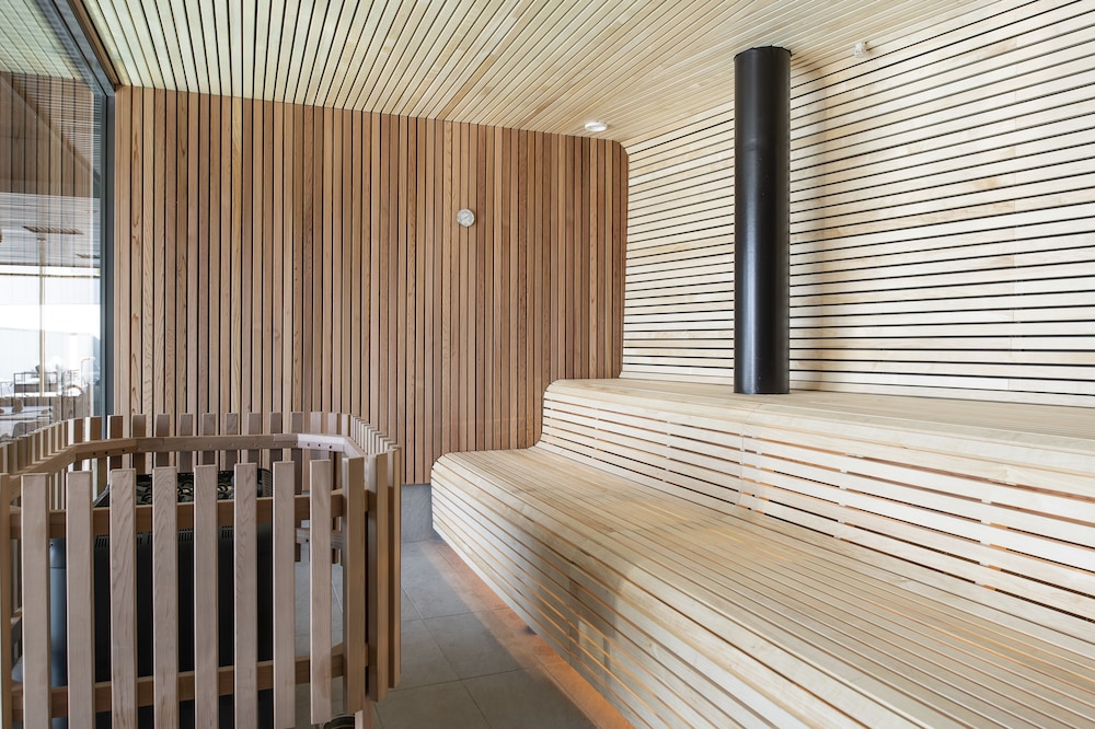 quality hotel the box