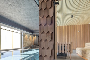 quality hotel the box