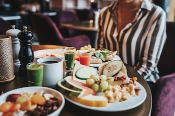 quality hotel the box