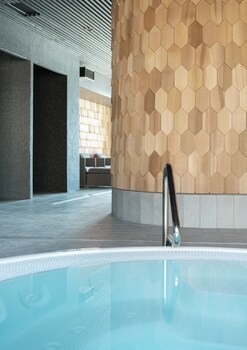 quality hotel the box