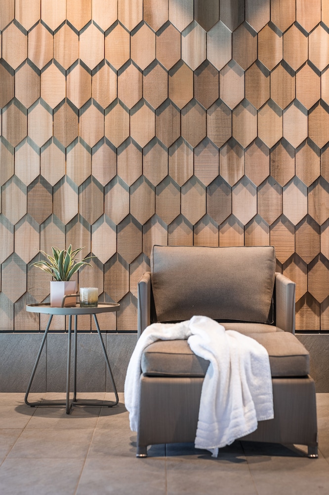 quality hotel the box