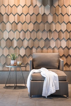 quality hotel the box