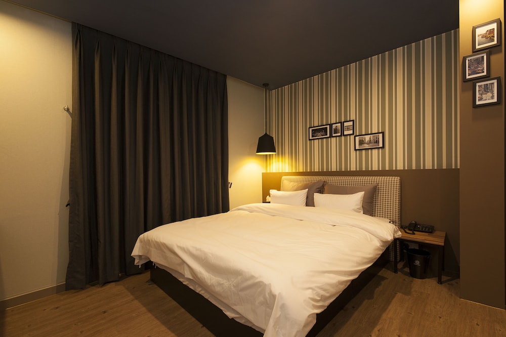 hotel gray