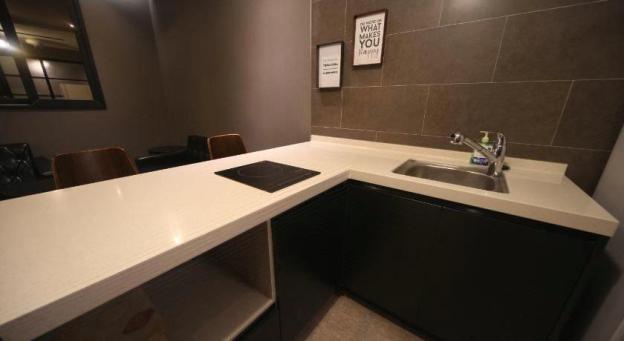 brown dot hotel beomil