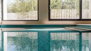 albescent pool villa