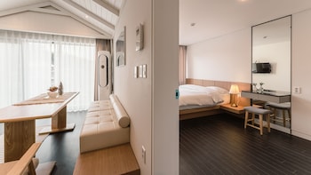 albescent pool villa