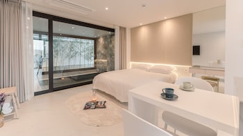 albescent pool villa
