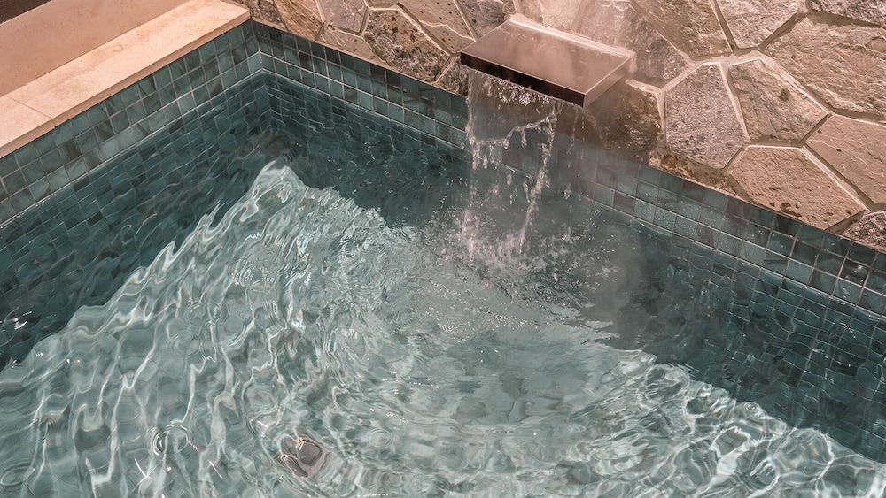 albescent pool villa