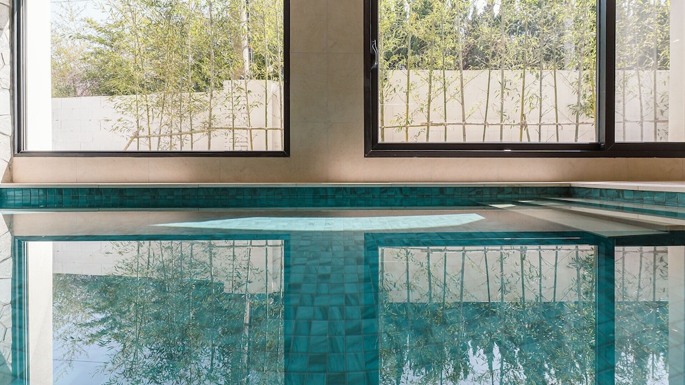 albescent pool villa