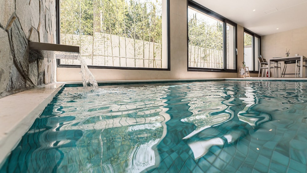 albescent pool villa