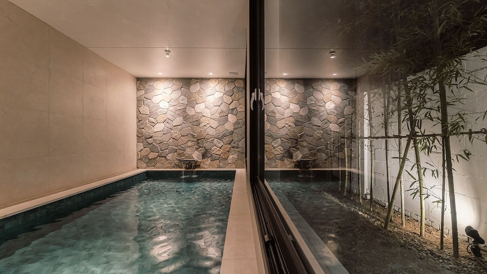 albescent pool villa