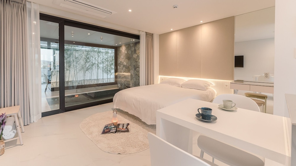 albescent pool villa