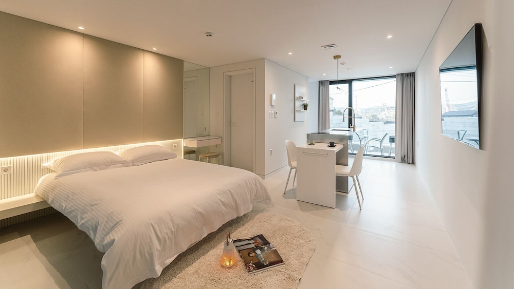 albescent pool villa