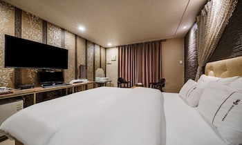 urban hotel and golf