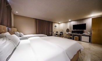 urban hotel and golf