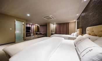 urban hotel and golf