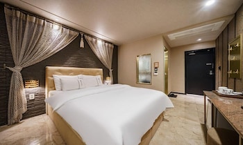 urban hotel and golf