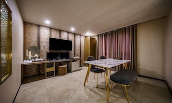 urban hotel and golf